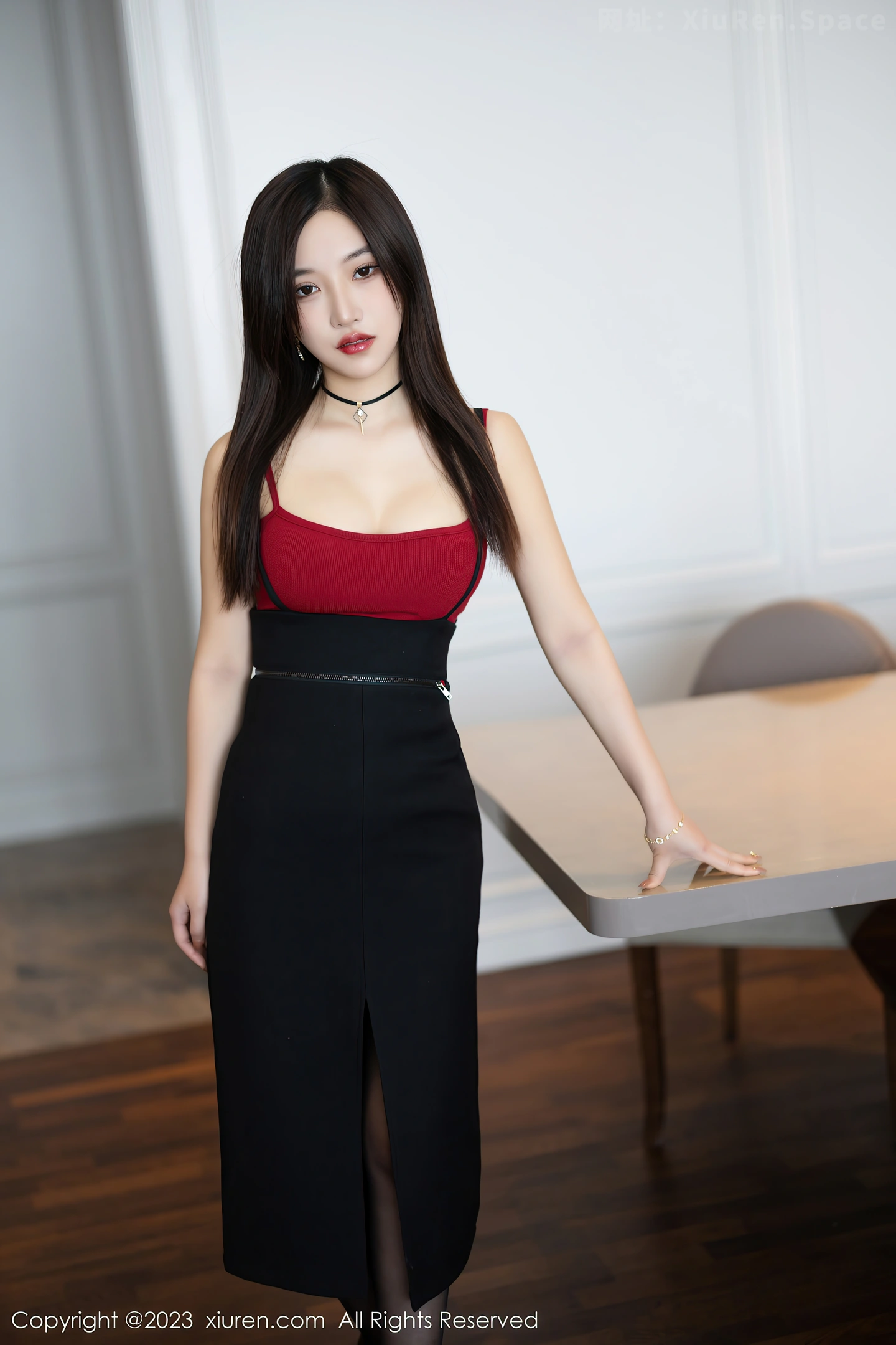 图片[2]-[XiuRen秀人网]2023.04.04 NO.6523 妙可可Cheese 黑色长裙与黑色连体情趣内衣加黑丝美腿性感私房写真集-秀人网官方网站